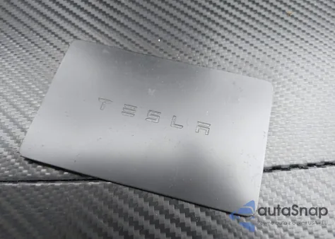 2018 Tesla Model 3 Long Range/Mid Range z USA, uszkodzony, nr VIN 5YJ3E1EA6JF048255